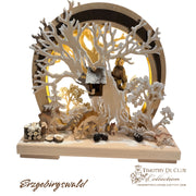 Kiefernzapfen LED Wooden Forest Scene Schwibbogen 631 with carved tree, figures, and illuminated background