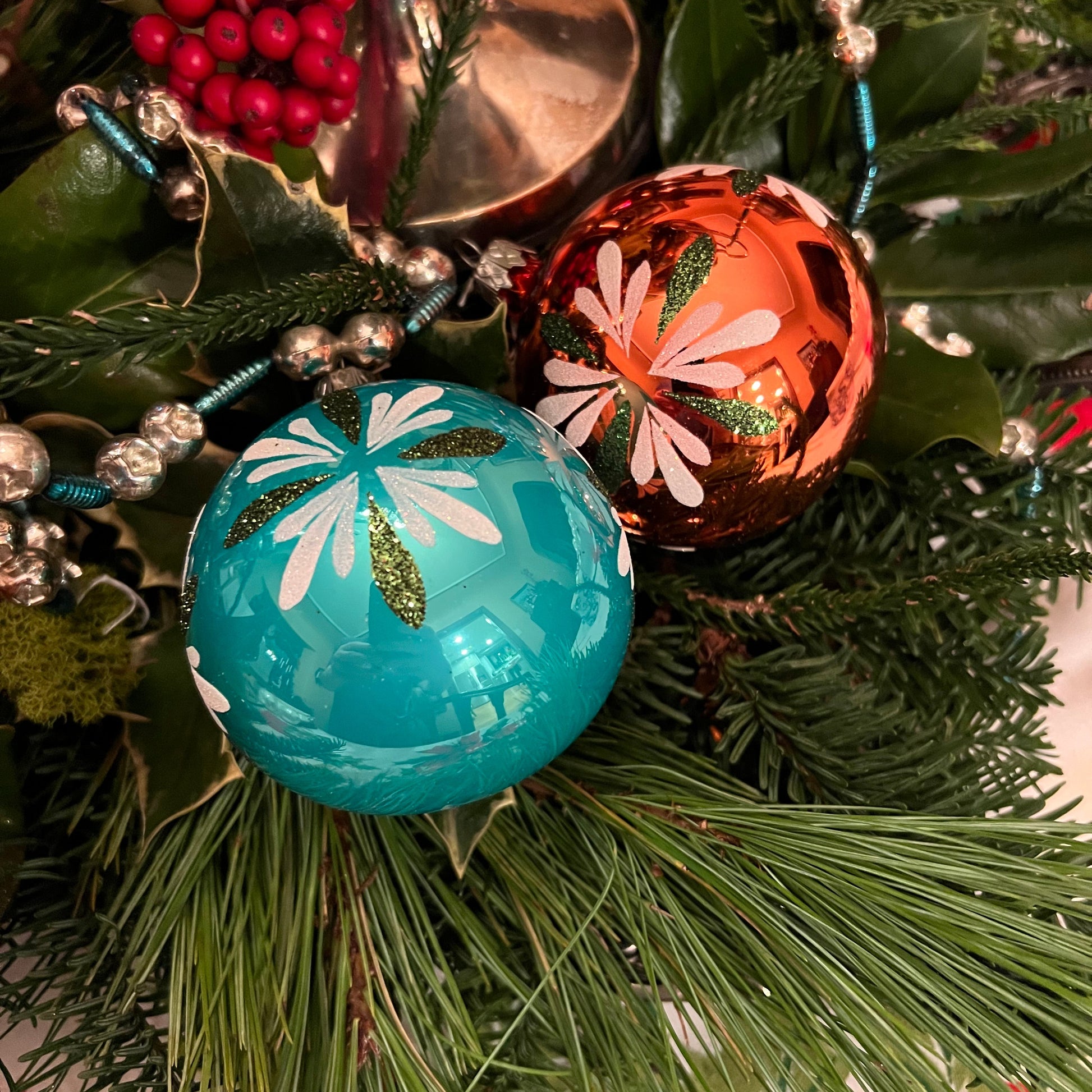 Merry Mod Classic Ornament Set 6 -Exclusive Christmas Collection