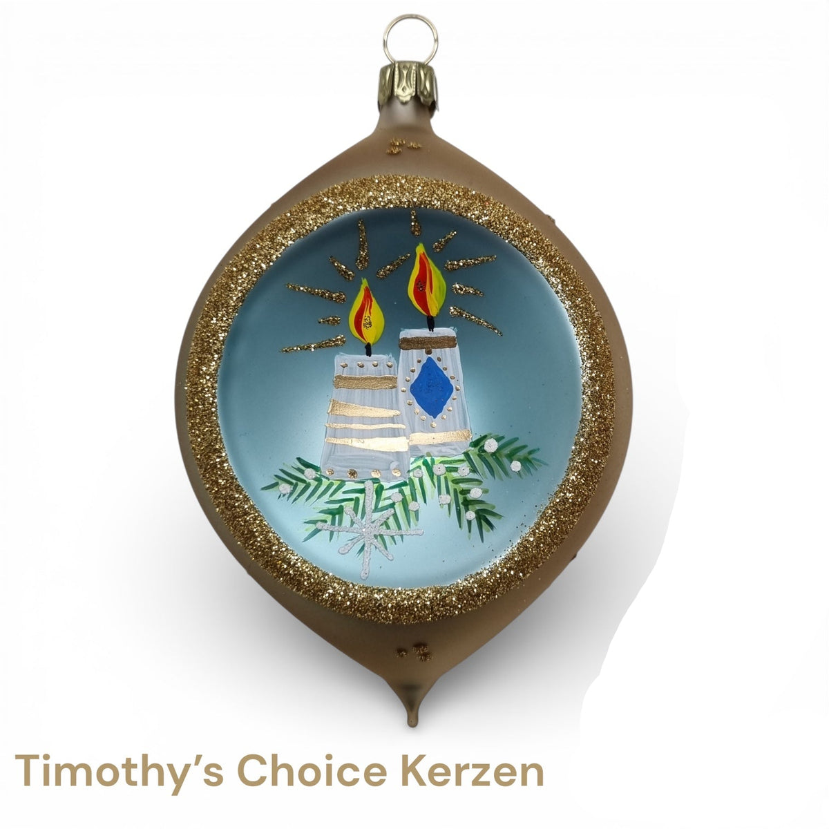A timeless holiday classic, Timothy’s Choice Kerzen features softly glowing hand-painted candles framed by a shimmering gold glitter border. Subtle evergreen details and a warm palette evoke peaceful Christmas evenings and Old World charm.
Made in Germany • Designed by Timothy De Clue