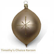 A timeless holiday classic, Timothy’s Choice Kerzen features softly glowing hand-painted candles framed by a shimmering gold glitter border. Subtle evergreen details and a warm palette evoke peaceful Christmas evenings and Old World charm.
Made in Germany • Designed by Timothy De Clue